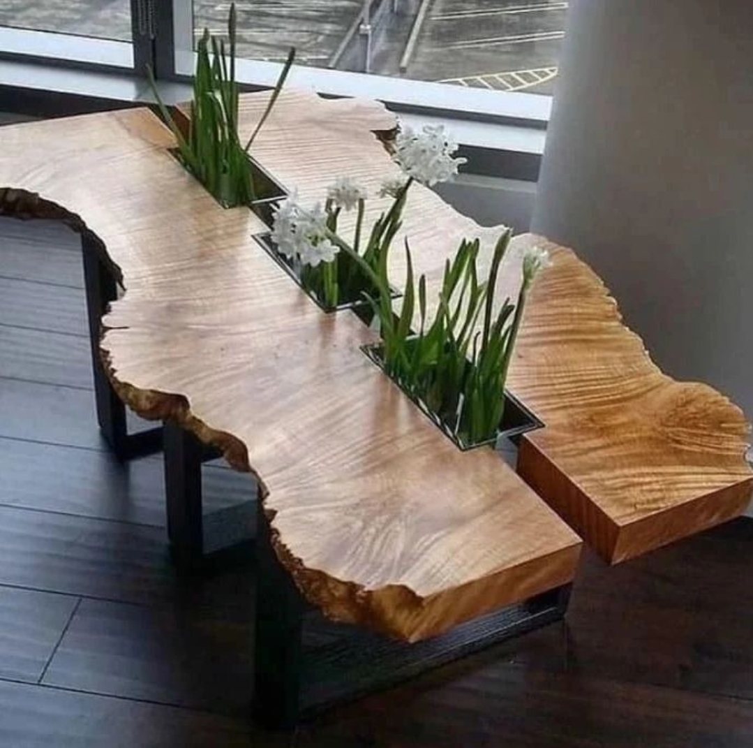 низкий стол из дерева